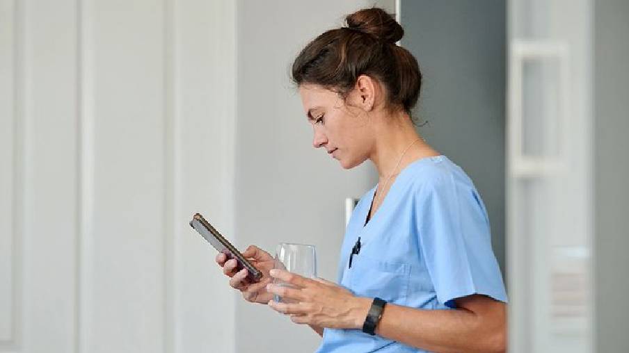 Imagen de una enfermera consultando el teléfono.